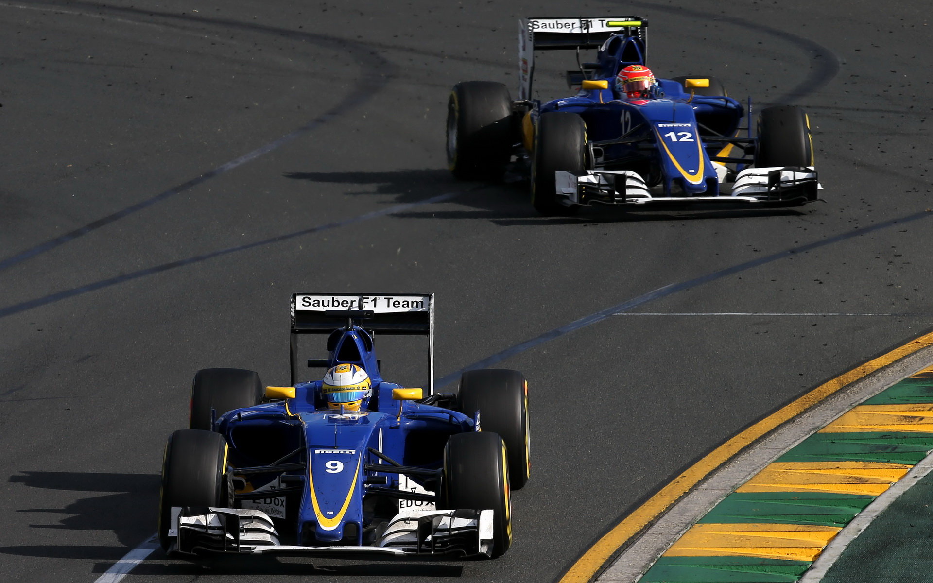 Marcus Ericsson a Felipe Nasr při závodě v Melbourne