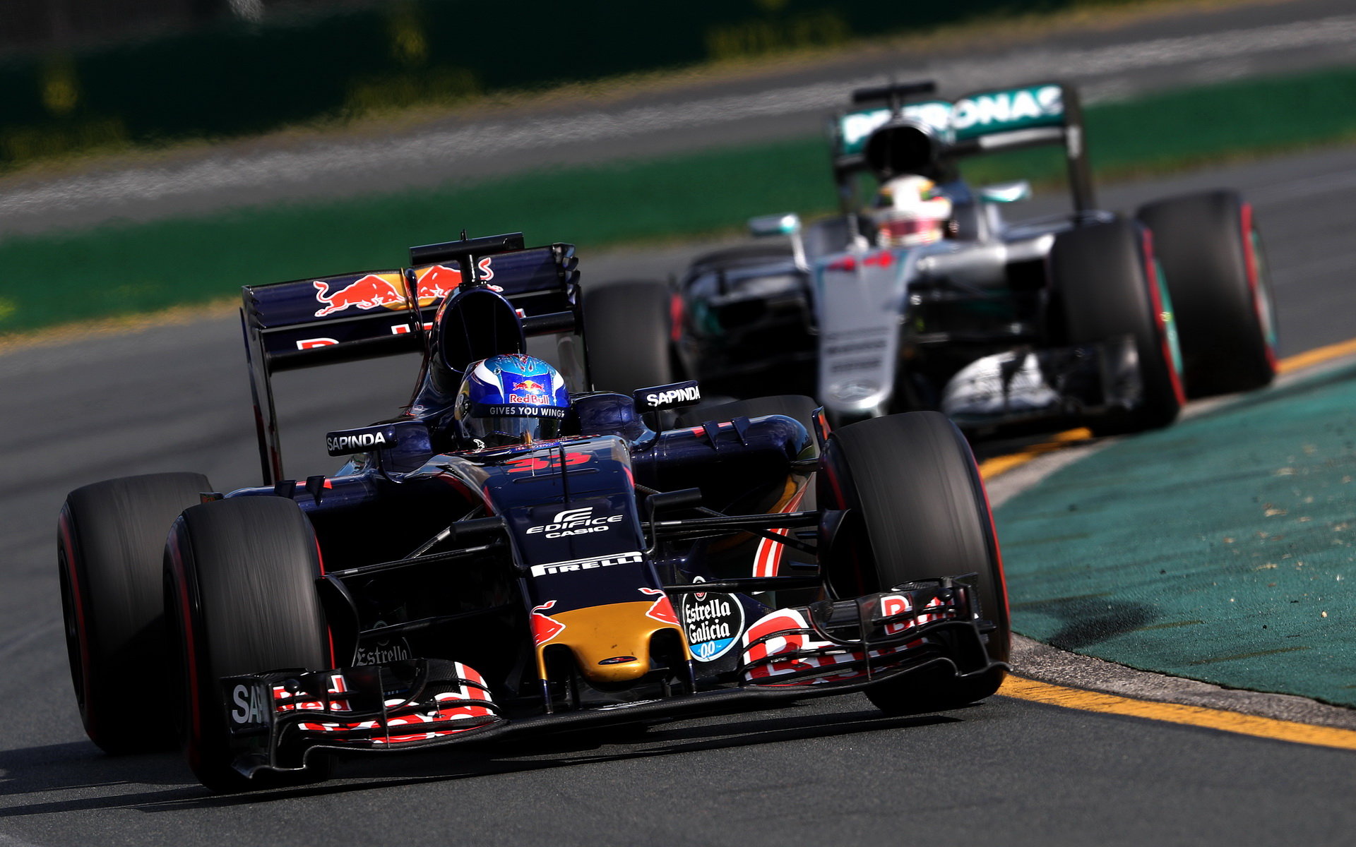 Max Verstappen před Lewisem Hamiltonem při závodě v Melbourne