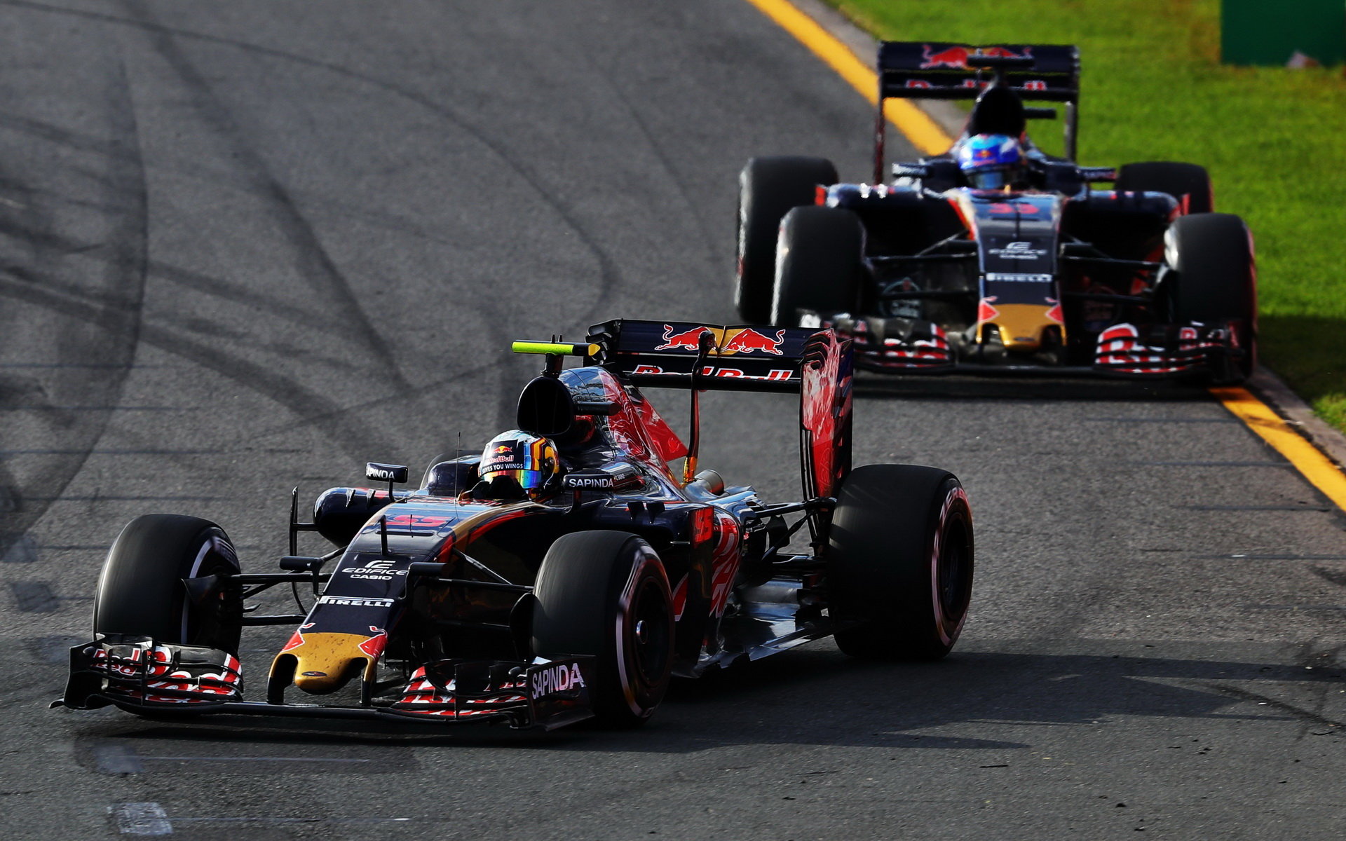 Carlos Saniz před Maxem Verstappenem při závodě v Melbourne