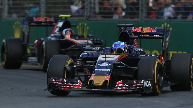 Max Verstappen v Melbourne před Carlosem Sainzem