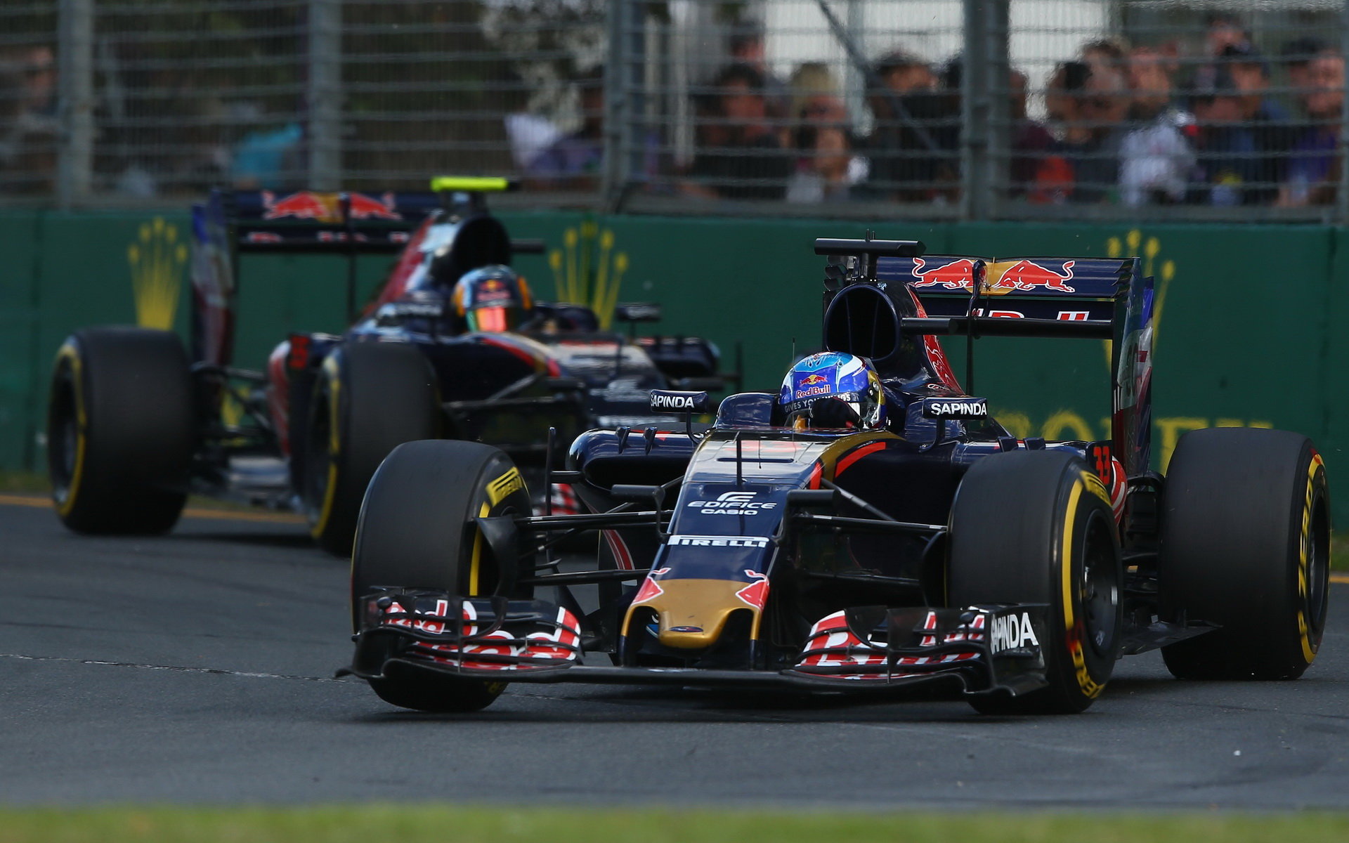 Max Verstappen před Carlosem Sainzem při závodě v Melbourne