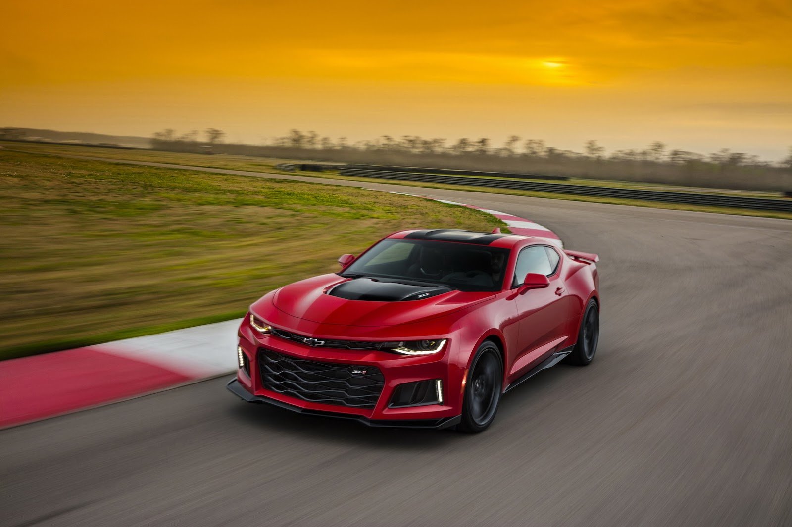 Chevrolet Camaro ZL1 se představuje v nové generaci, má osmiválec i desetistupňový automat.