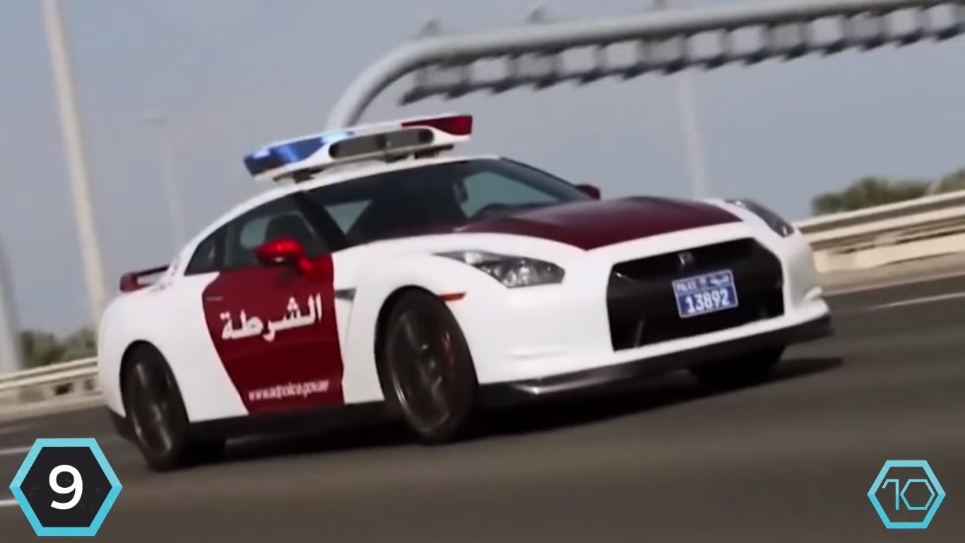 Nissan GTR křižuje silnice ve Spojených arabských emirátech. Jeho cena je 100 000$ ( ca. 2 400 000 Kč).