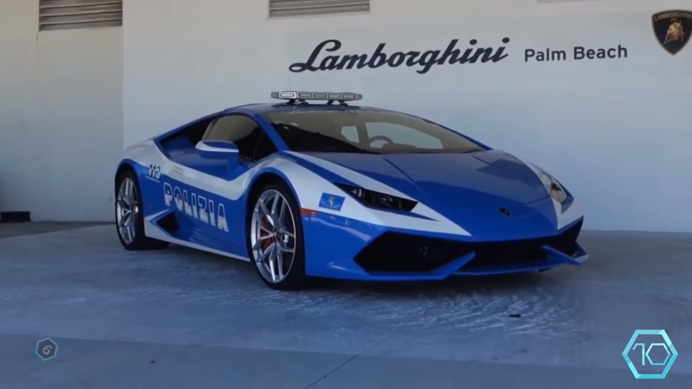 Klid na italských silnicích střeží i vůz ze stáje Lamborghini. Tím je Huracán, s cenou 250 000$ (cca. 6 000 000 Kč).