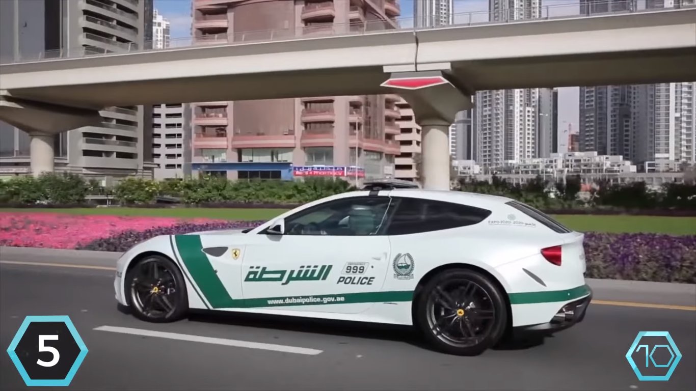 Policejní Ferrari FF potkáte, kde jinde než, ve Spojených arabských emirátech. Tamní policii vůz vyšel na 300 000$ (7 200 000 Kč).