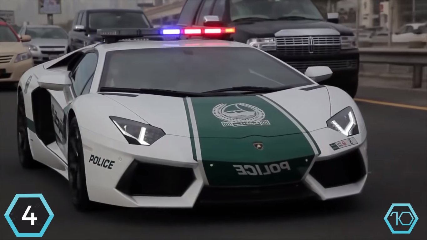 Další policejní supersport se opět nachází v arsenálu policie ze Spojených arabských emirátů. Je jím Lamborghini Aventador za 450 000$ (cca. 10 800 000 Kč)
