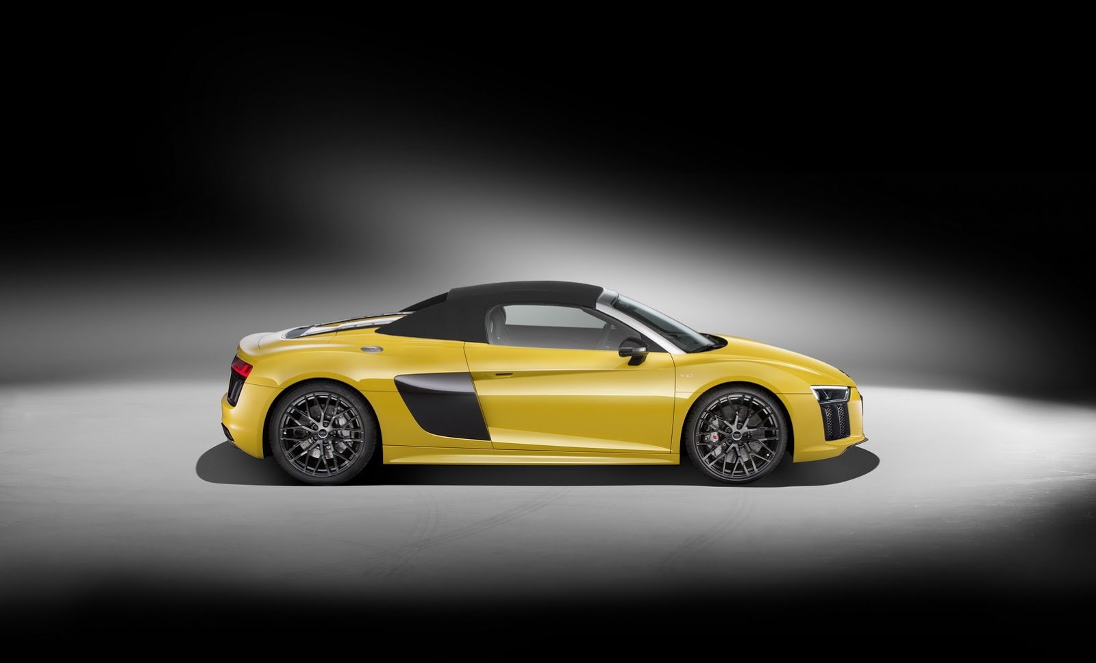 Audi R8 s vidlicovým desetiválcem odhodilo střechu a dostalo krásný žlutý lak.