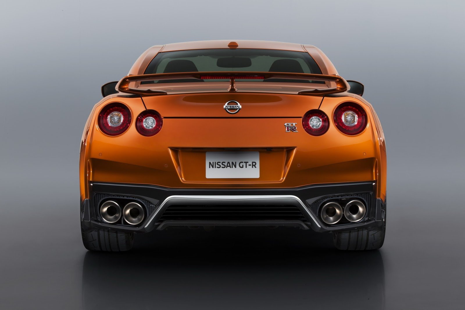 Nissan GT-R má po modernizaci modernější vzhled, kvalitnější interiér a vyšší výkon.