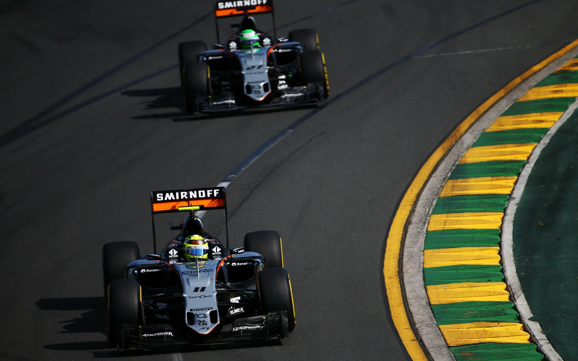 Sergio Pérez a Nico Hülkenberg při závodě v Melbourne