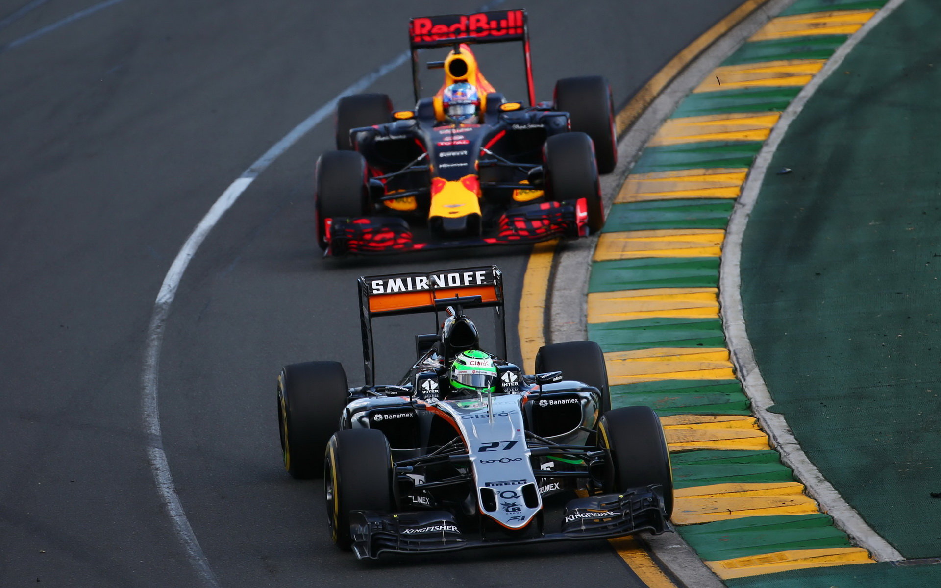 Nico Hülkenberg a Daniel Ricciardo při závodě v Melbourne