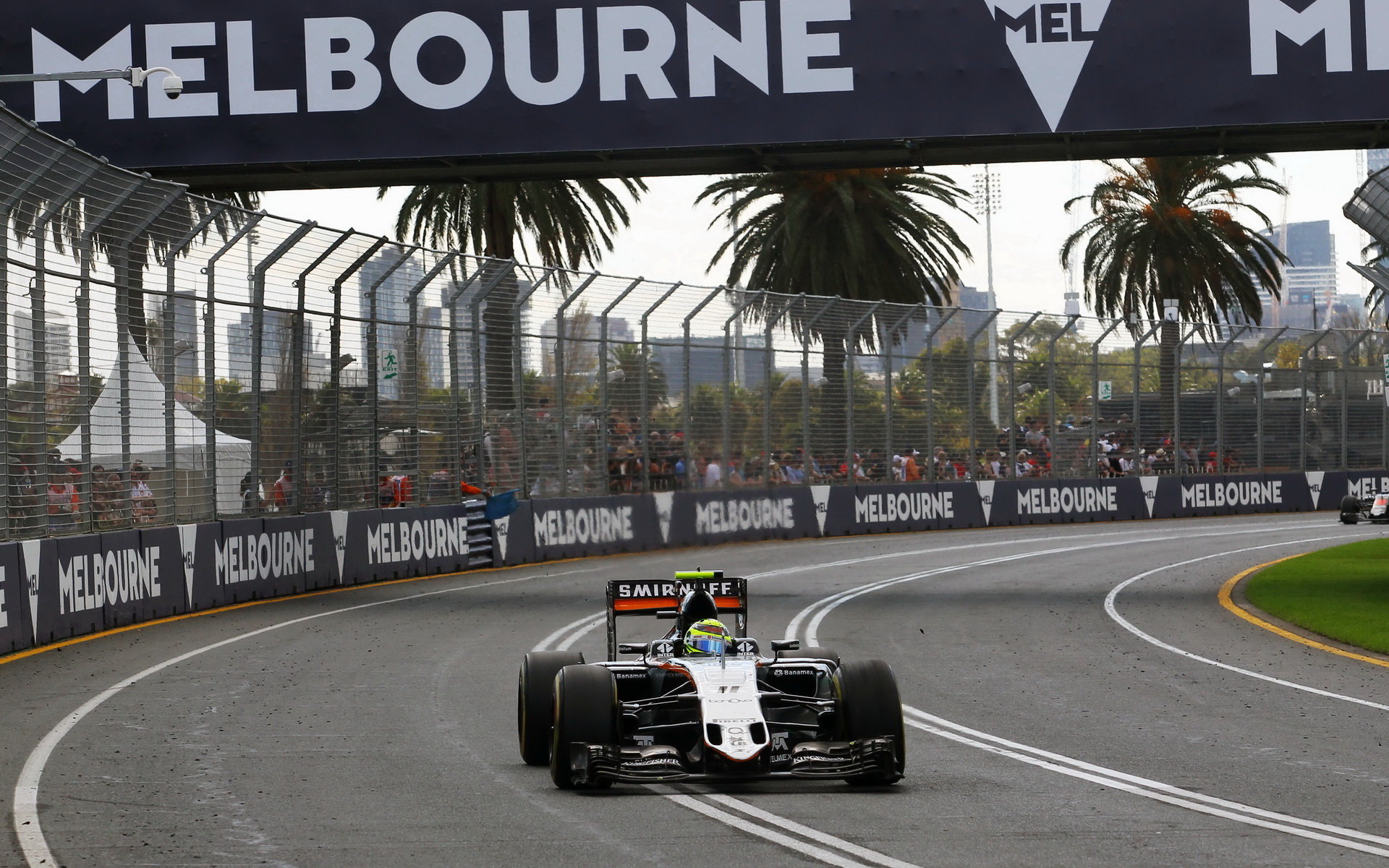 Sergio Pérez při závodě v Melbourne