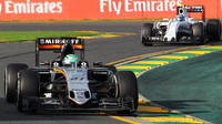 Nico Hülkenberg a Valtteri Bottas při závodě v Melbourne