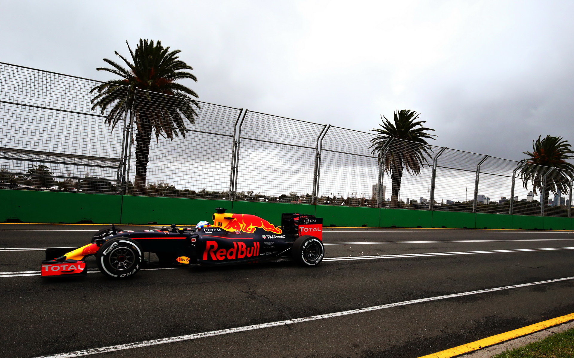 Daniel Ricciardo při pátečním tréninku v Melbourne