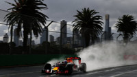 Daniel Ricciardo při pátečním deštivém tréninku v Melbourne