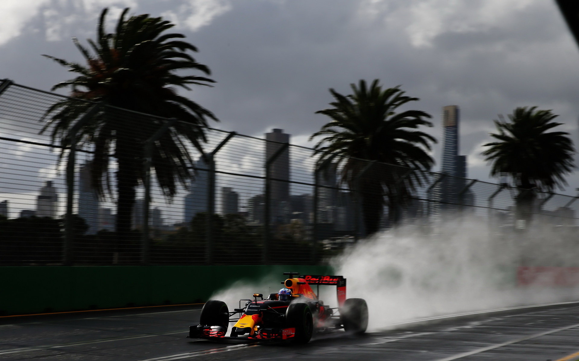 Daniel Ricciardo při pátečním deštivém tréninku v Melbourne