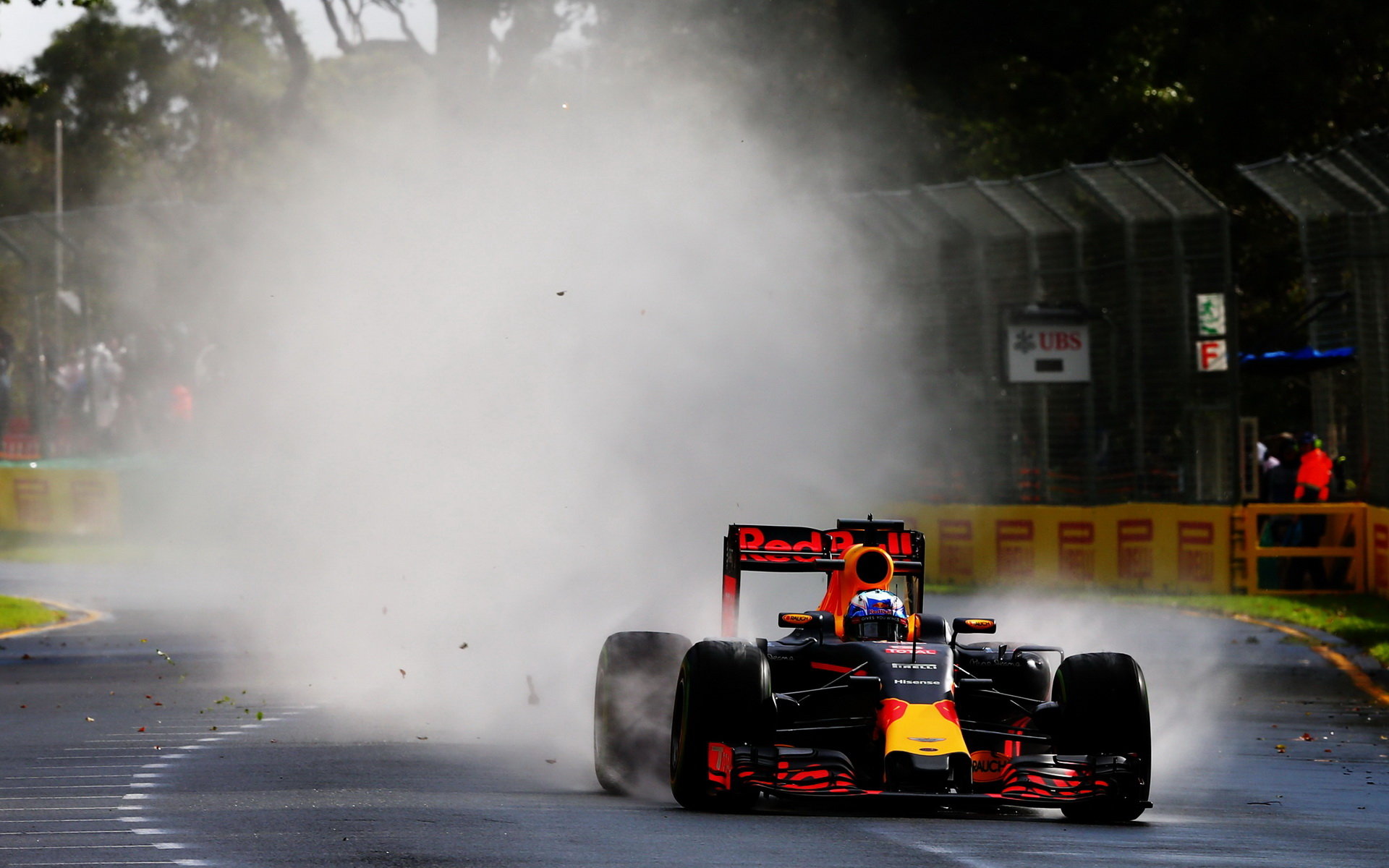 Daniel Ricciardo při pátečním deštivém tréninku v Melbourne