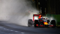 Daniel Ricciardo při pátečním deštivém tréninku v Melbourne