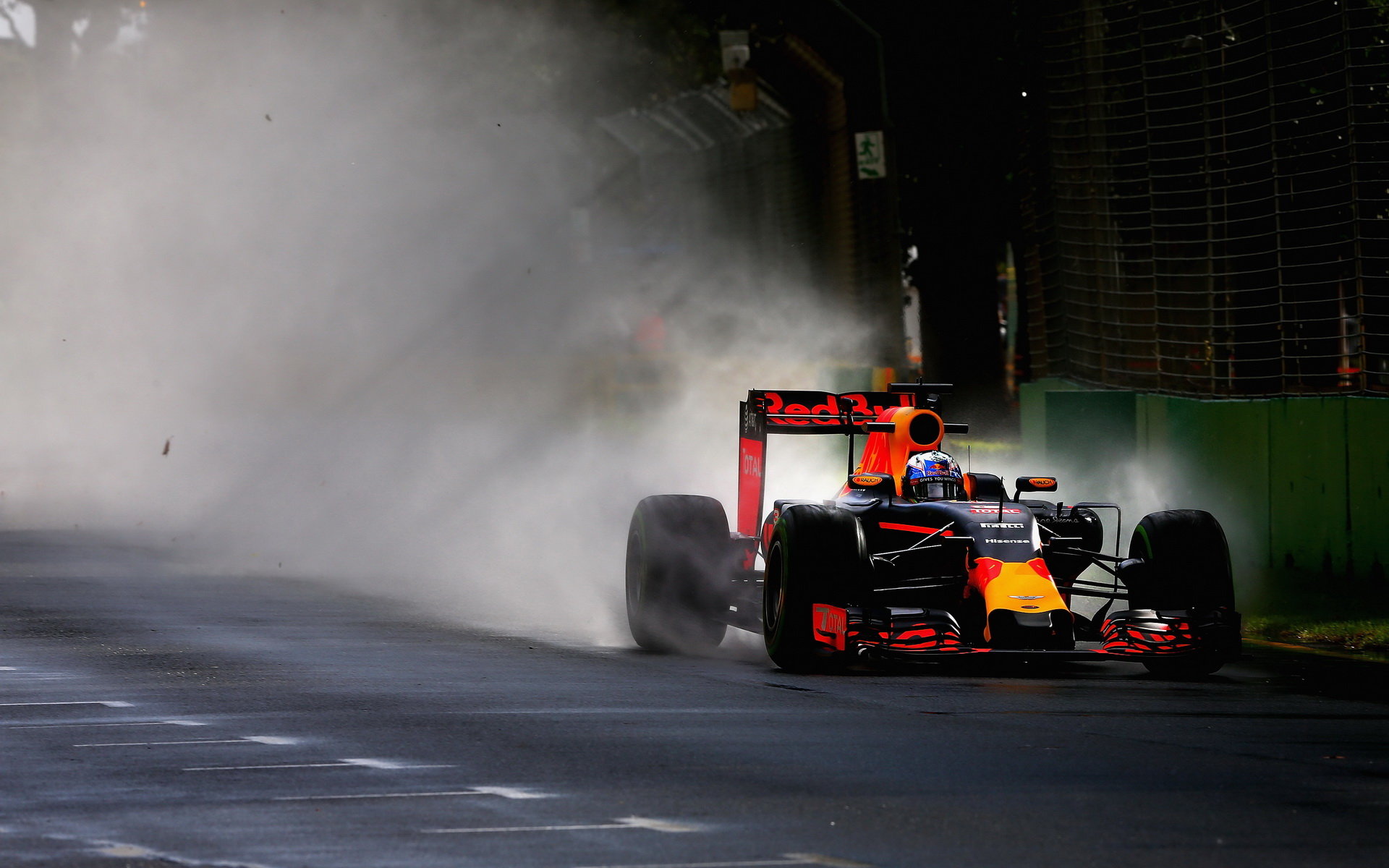 Daniel Ricciardo při pátečním deštivém tréninku v Melbourne