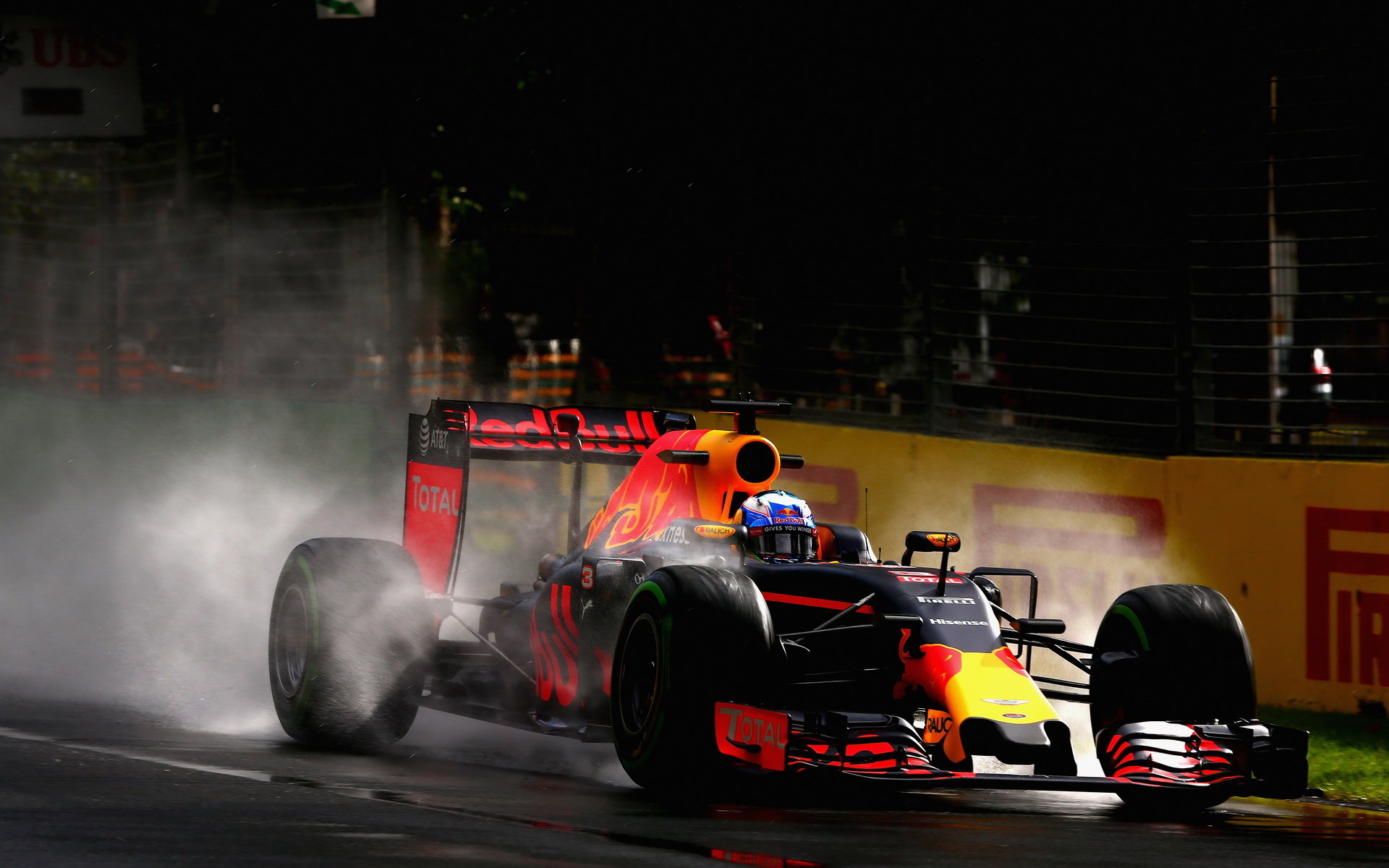 Daniel Ricciardo při pátečním deštivém tréninku v Melbourne