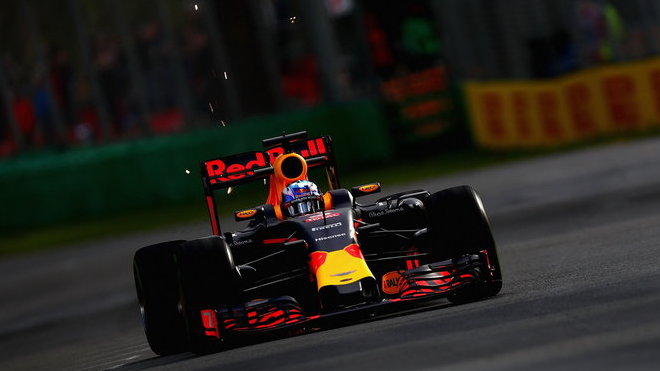 Daniel Ricciardo při pátečním tréninku v Melbourne s odletujícími jiskrami za svým vozem