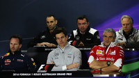 Cyril Abiteboul, Eric Boullier, Gene Haas, Christian Horner, Toto Wolff a Maurizio Arrivabene na tiskovce v Melbourne