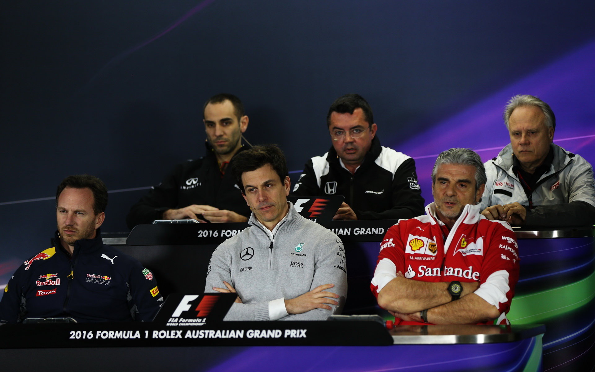 Cyril Abiteboul, Eric Boullier, Gene Haas, Christian Horner, Toto Wolff a Maurizio Arrivabene na tiskovce v Melbourne