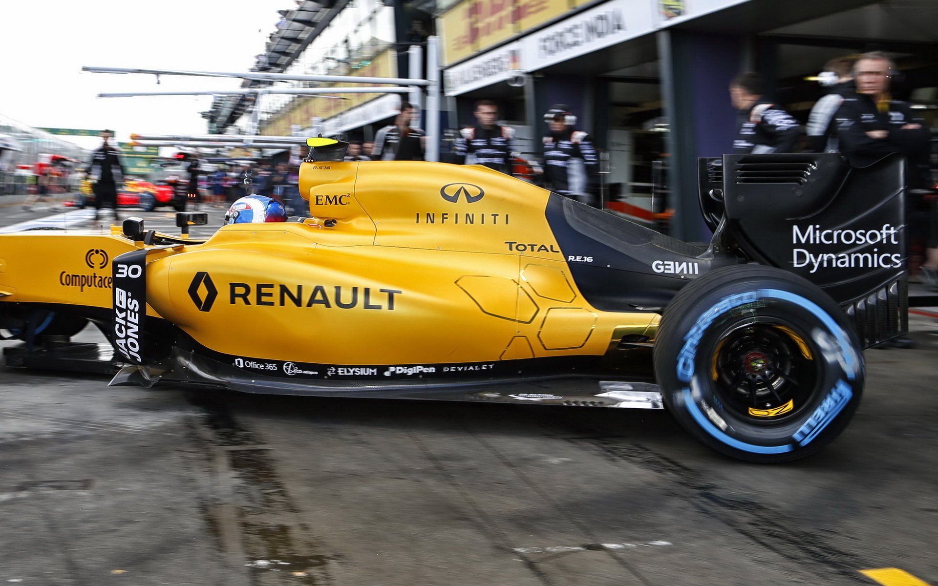 Jolyon Palmer vyjíždí z boxů v Melbourne