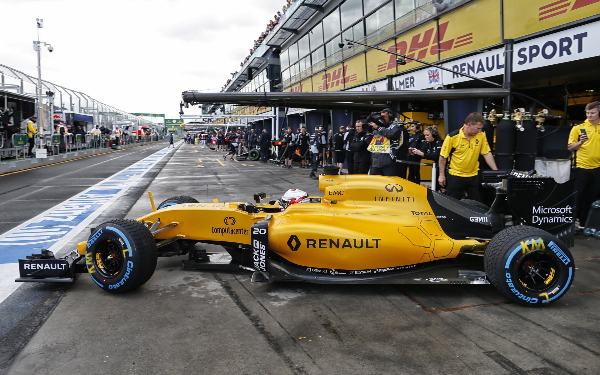 Kevin Magnussen vyjíždí z boxů v Melbourne