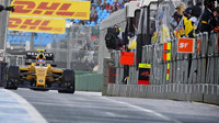 Jolyon Palmer v pitlane v Melbourne