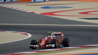 Kimi Räikkönen při pátečním tréninku v Bahrajnu