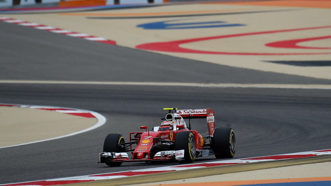 Kimi Räikkönen při pátečním tréninku v Bahrajnu