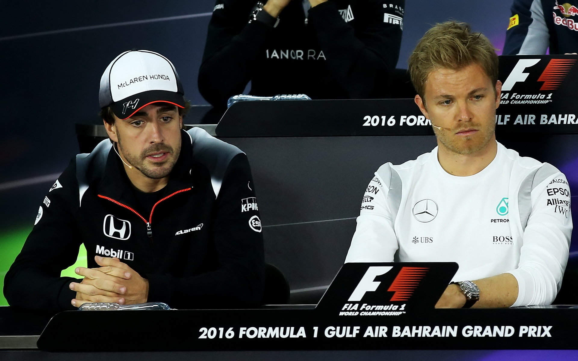 Fernando Alonso a Nico Rosberg na tiskovce v Bahrajnu