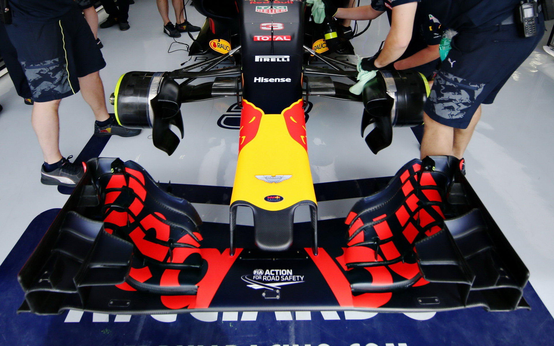 Přední křídlo vozu Red Bull RB12 - Renault v Bahrajnu