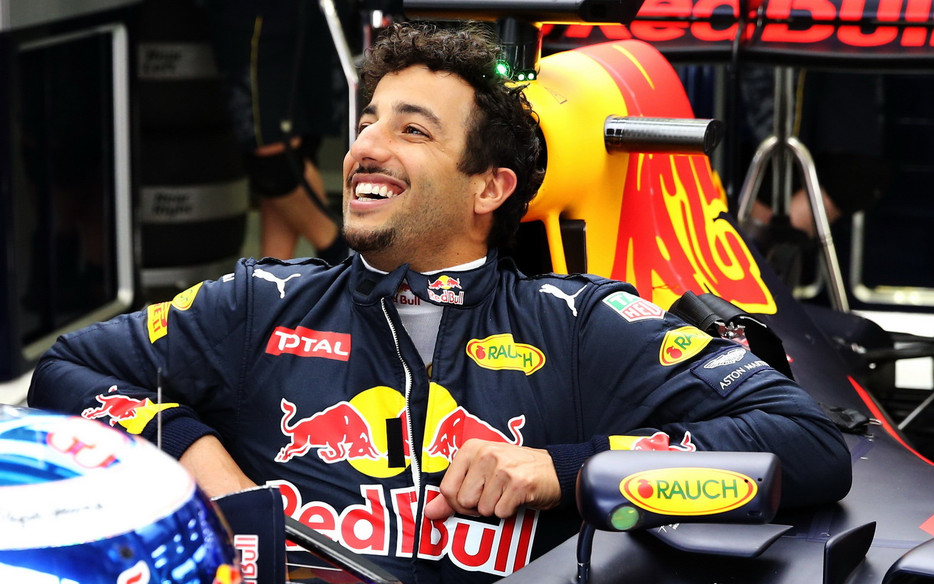 Daniel Ricciardo při pátečním tréninku v Bahrajnu