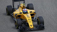 Jolyon Palmer při pátečním tréninku v  Bahrajnu