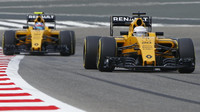 Kevin Magnussen a Jolyon Palmer při pátečním tréninku v  Bahrajnu