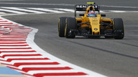 Jolyon Palmer při pátečním tréninku v  Bahrajnu