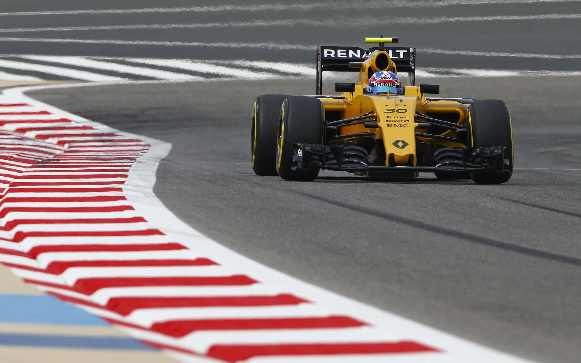 Jolyon Palmer při pátečním tréninku v  Bahrajnu