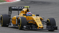 Jolyon Palmer při pátečním tréninku v  Bahrajnu