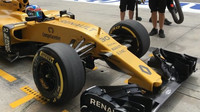 Jolyon Palmer v prvním tréninku s novým nosem a předním křídlem