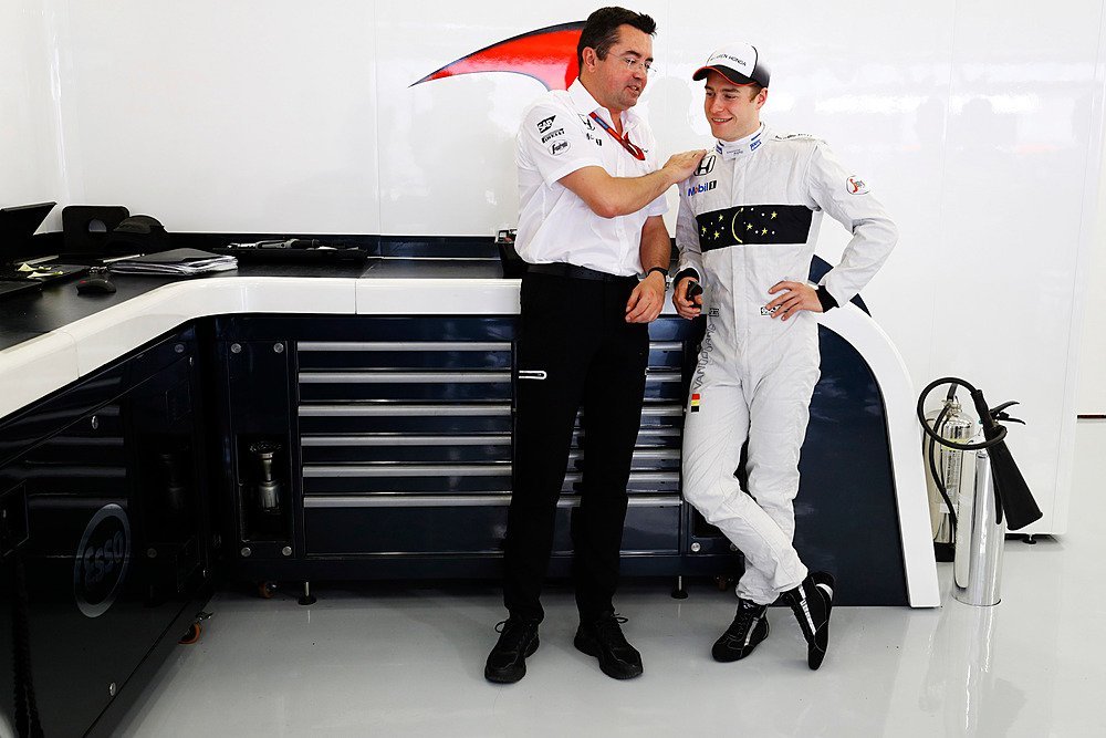 Závodní ředitel McLarenu Eric Boullier s rezervním pilotem Stoffelem Vandoornem v Bahrajnu