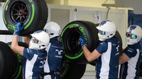 Mechanici týmu Williams jdou přezouvat pneumatiky v Bahrajnu