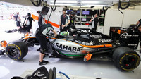 Nico Hülkenberg při pátečním tréninku v Bahrajnu