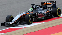 Nico Hülkenberg při pátečním tréninku v Bahrajnu