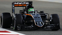 Nico Hülkenberg při pátečním tréninku v Bahrajnu