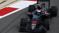 Jenson Button při pátečním tréninku v Bahrajnu