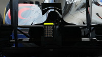 Výfuk vozu McLaren MP4-31 Honda v Bahrajnu