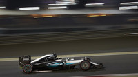 Lewis Hamilton při pátečním tréninku v Bahrajnu