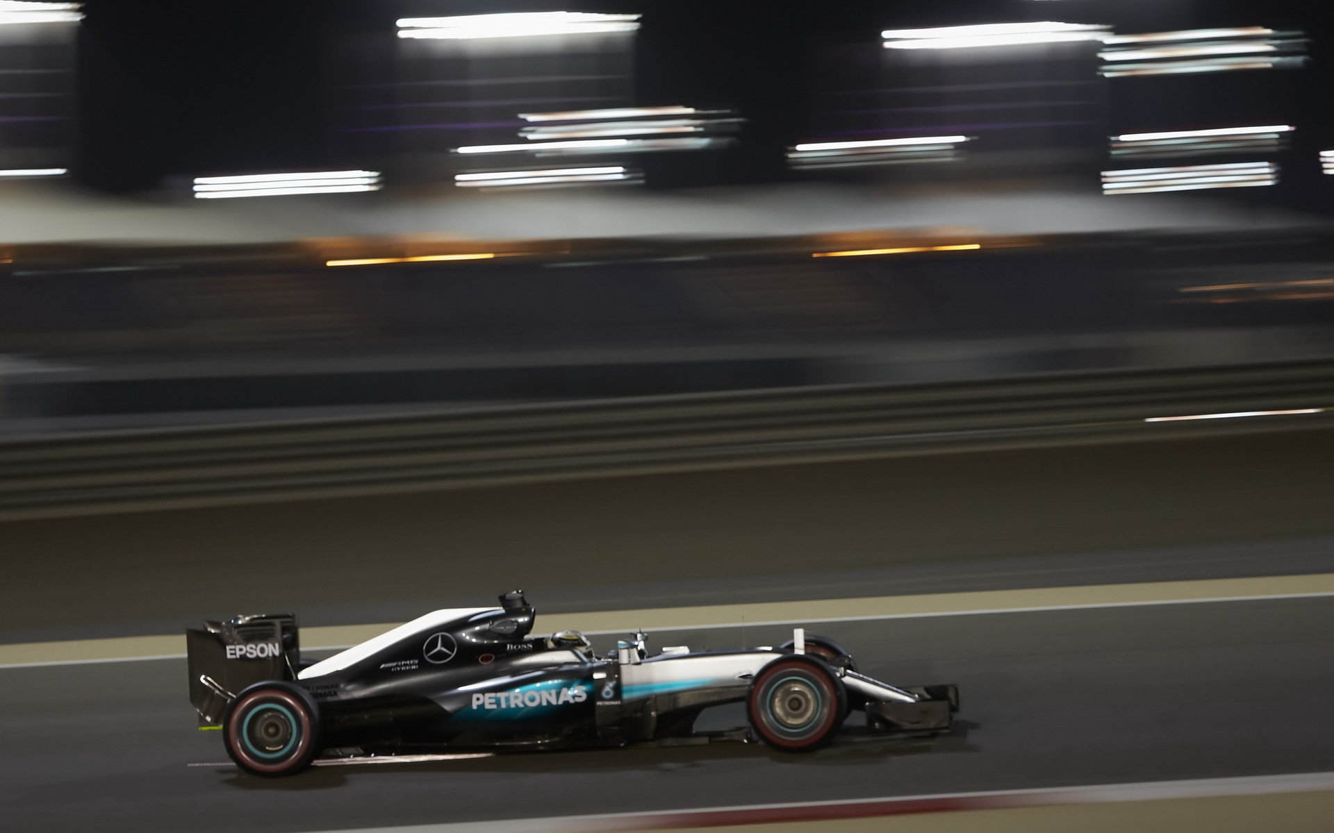 Lewis Hamilton při pátečním tréninku v Bahrajnu