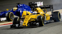 Kevin Magnussen a Marcus Ericsson při pátečním tréninku v Bahrajnu